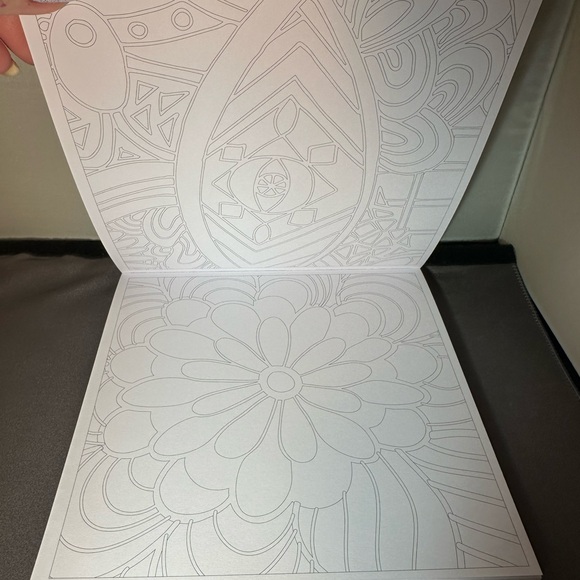 Vive Le Color - Coloring Book and pencils - Picture 4 of 7